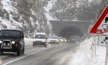 Снег на повеќе патни правци, укината забраната за камиони на Пресека