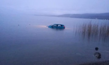 Автомобил излета во водите на Охридското Езеро кај Струга