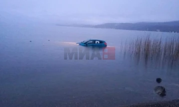 Një makinë ka rënë në ujërat e liqenit të Ohrit afër Strugës