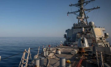 Huthët përsëri gjuajtën anije luftarake amerikane  me raketa dhe drone
