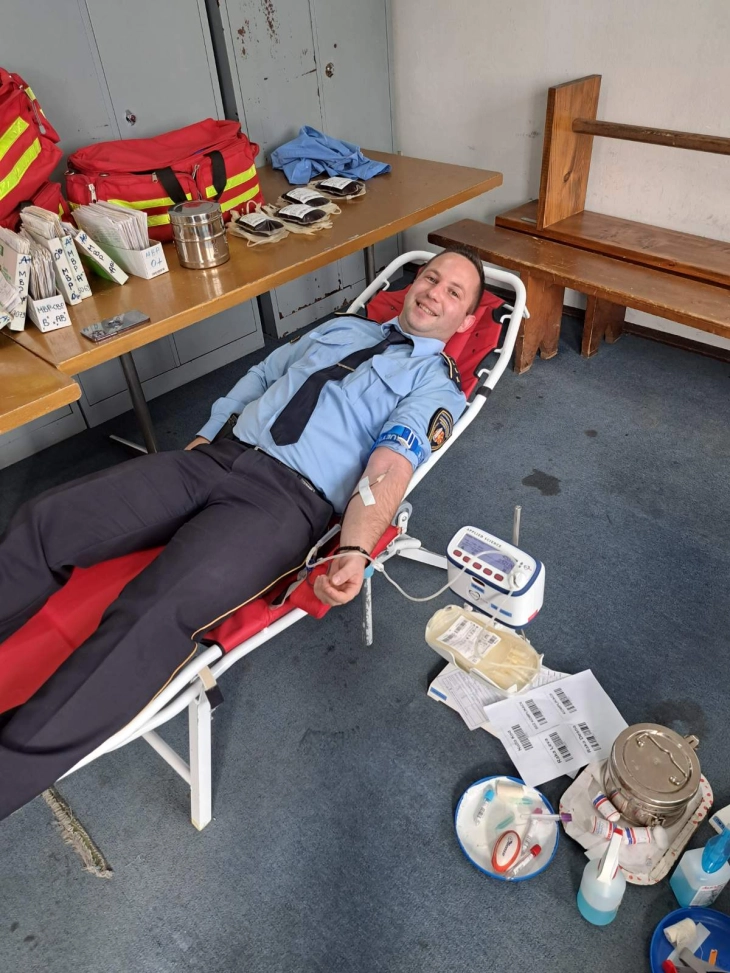 Полицајците од СВР Тетово даруваа крв, собрани 13 единици