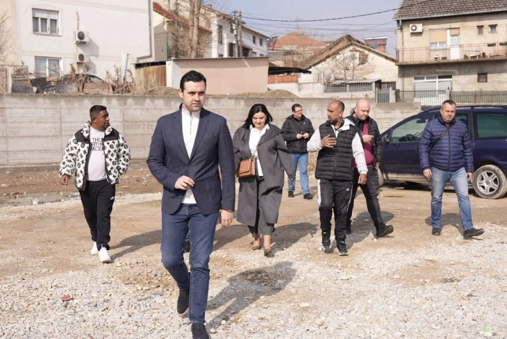 Костадинов на увид на градежните работи на игралиштето и паркинг во Турското маало во Струмица