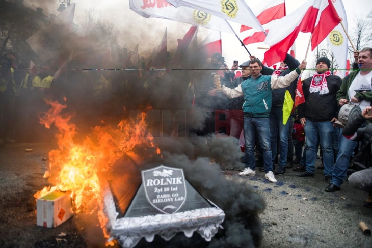 Најмалку 12 уапсени на протестите на земјоделците во Варшава
