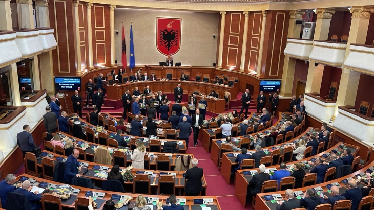 Në atmosferë të zhurmës dhe ofendimeve Kuvendi shqiptar e miratoi Ligjin për investime strategjike