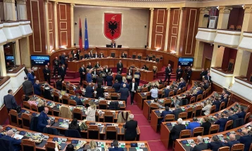 Në atmosferë të zhurmës dhe ofendimeve Kuvendi shqiptar e miratoi Ligjin për investime strategjike