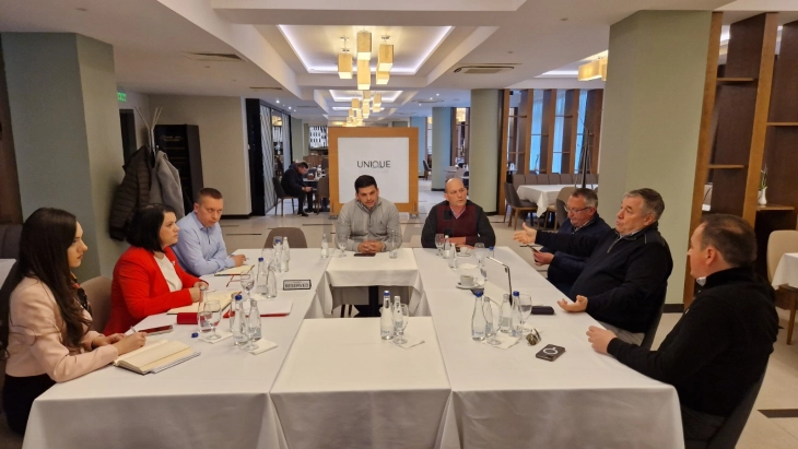 Krijimi i ministrisë së Turizmit për tejkalimin e problemeve në branshin, takim i Petrovës me punëtorët e turizmit në Ohër