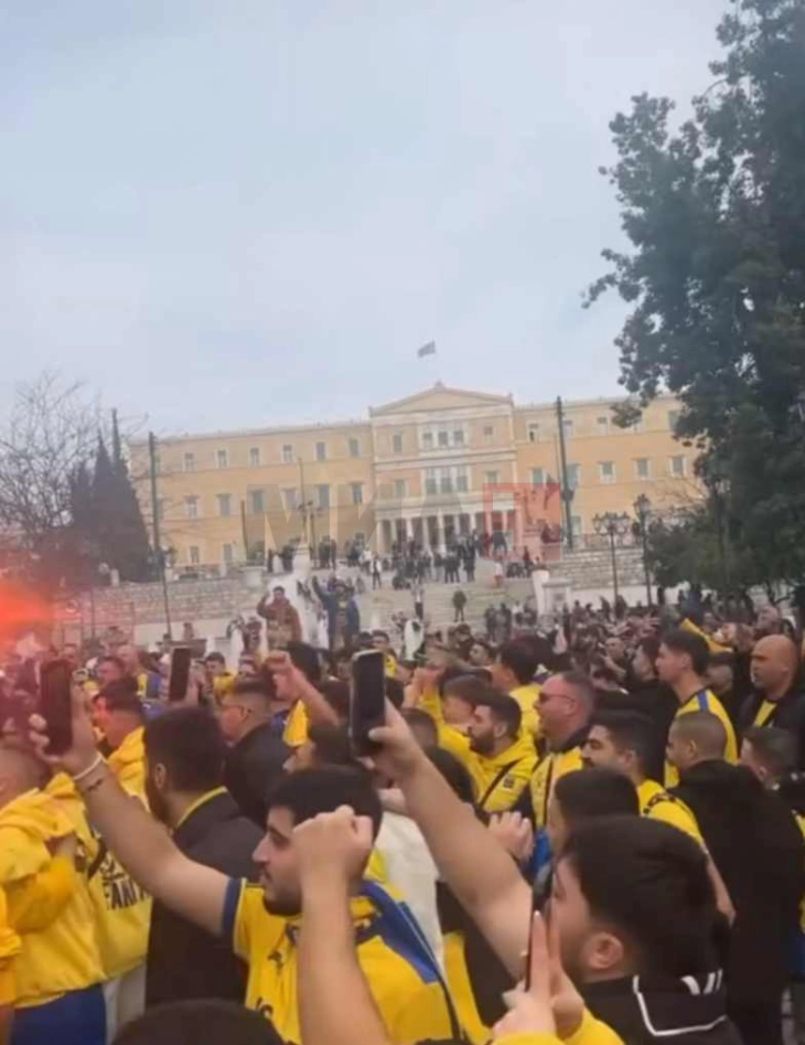 Tifozët e Makabi Tel Aviv sulmuan një burrë në qendër të Athinës