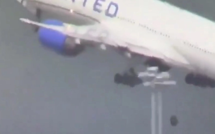 Нов инцидент со Боинг: На авион на Јунајтед ерлајнс му паднала гума при полетување, паднал врз автомобил и го згмечил