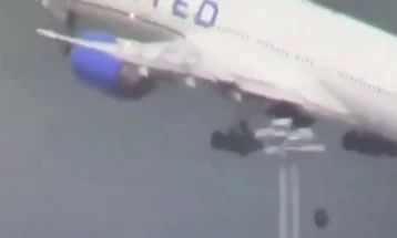 Incident i ri me Boing - Në aeroplan të Junajted erlajns i ka rënë një gomë gjatë fluturimit, ka rënë mbi një automobil dhe e ka shtypur