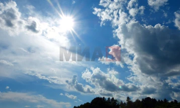 Gjatë fundjavës moti me vranësira, periudha me diell dhe rritje të temperaturave ditore