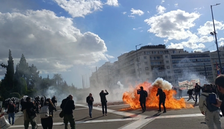 Të paktën nëntë të plagosur në incidentet mes studentëve dhe policisë në qendër të Athinës (Video)