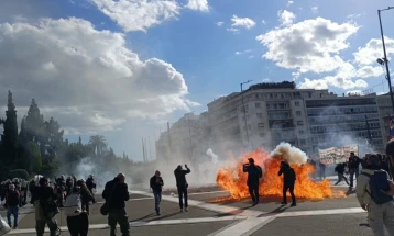 Të paktën nëntë të plagosur në incidentet mes studentëve dhe policisë në qendër të Athinës (Video)