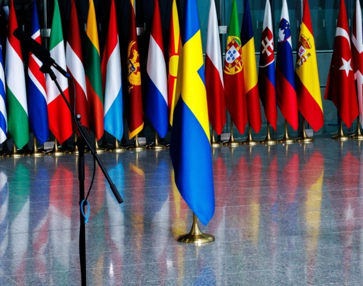 Знамето на Шведска кренато пред седиштето на НАТО