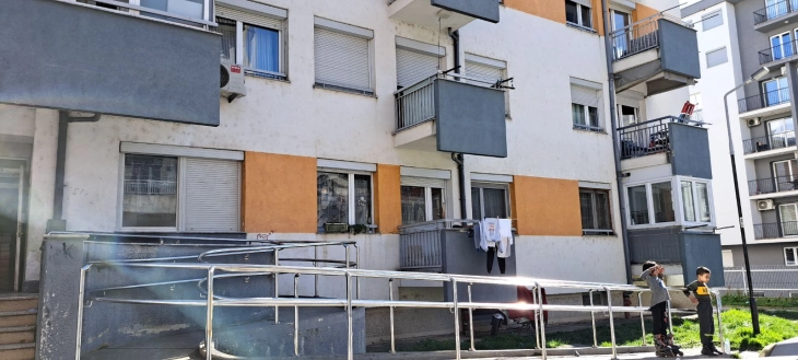 Gruaja që ra nga tarraca e një banese në Ohër ishte shtyrë, padi penale dhe paraburgim për dy persona