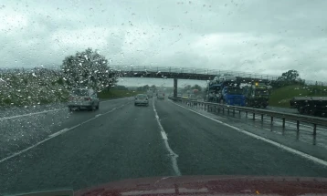 Сообраќајот на државните патишта се одвива тековно, пo влажни коловози