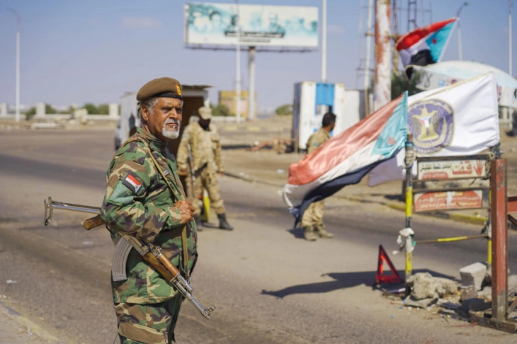 Најмалку 11 загинати во американски и британски напади врз цели на Хутите во Јемен