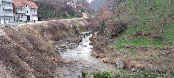 Qytetarët kanë frikë nga përmbytjet, kërkojnë që të mënjanohen drunjtë e prera, të cilat ende janë në shtratin e lumit të Tetovës