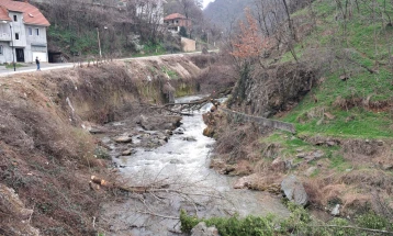 Qytetarët kanë frikë nga përmbytjet, kërkojnë që të mënjanohen drunjtë e prera, të cilat ende janë në shtratin e lumit të Tetovës