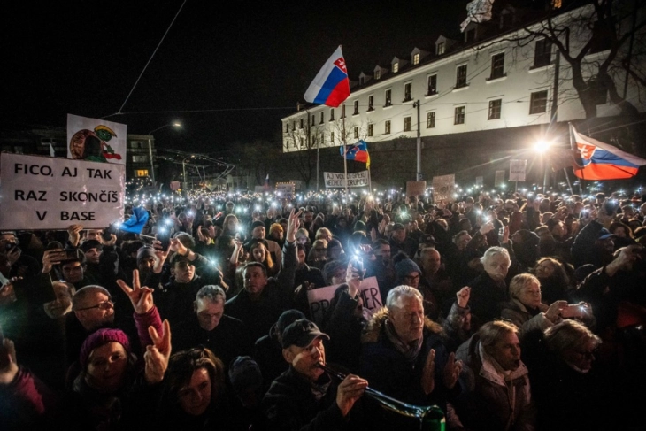 Околу 5.000 луѓе протестираа против владата на Словачка, за која критичарите велат дека премногу се приближила до Русија