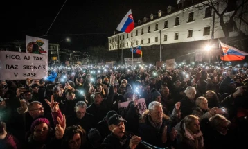 Околу 5.000 луѓе протестираа против владата на Словачка, за која критичарите велат дека премногу се приближила до Русија