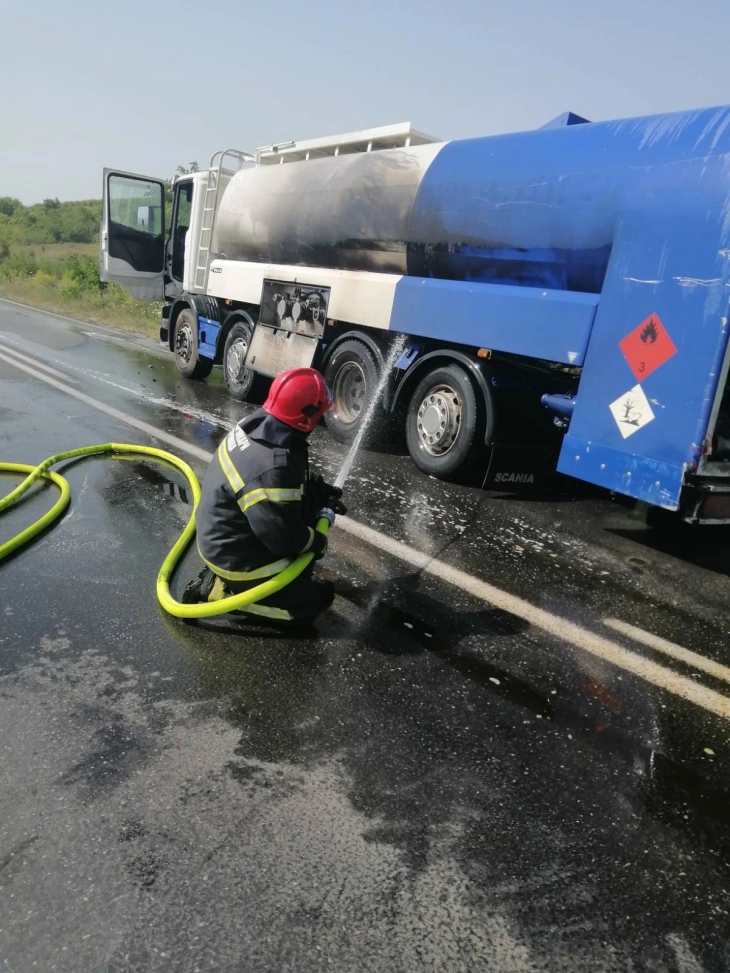 Rrokulliset cisterna me gaz afër fshatit Vasharejcë të Manastirit, shoferi merr lëndime të lehta