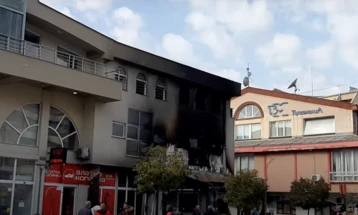 Големи штетите од пожарот во Градскиот пазар во Охрид, пазарџиите преместени во пасажот на објектот