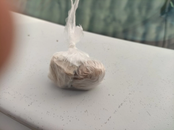 МВР: Пронајден хероин при претрес во Велес, приведен дилер