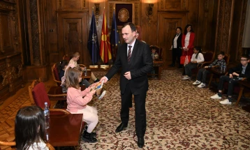 Kryetari i Kuvendit  Mitreski në takim me nxënësit e SHF 