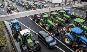 ЕУ ќе ги ублажи строгите климатски правила за да ги смири протестите на земјоделците