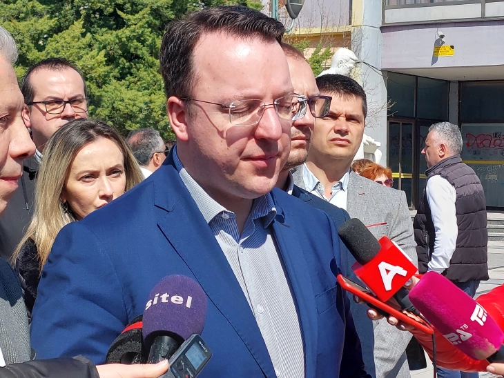 Николоски: Министерката треба да одговори на прашања за набавката на хеликоптерите