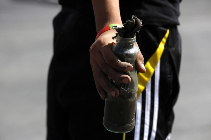 Koktej molotovi është hedhur në një vendvotim në Shën Petersburg, njoftuan mediat lokale