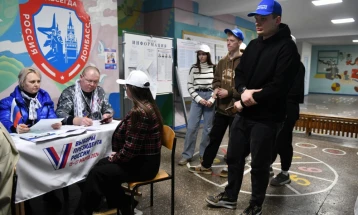 Прв ден од изборите во Русија: Кибер напади, истурање боја и молотови коктели
