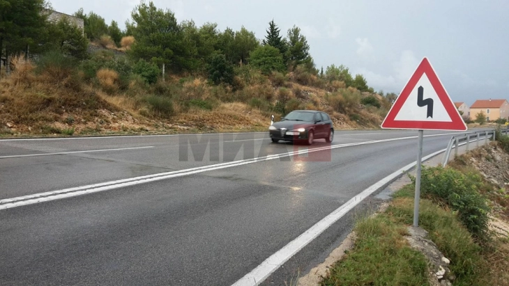 Сообраќајот на патиштата се одвива непречено, по наместа влажни коловози