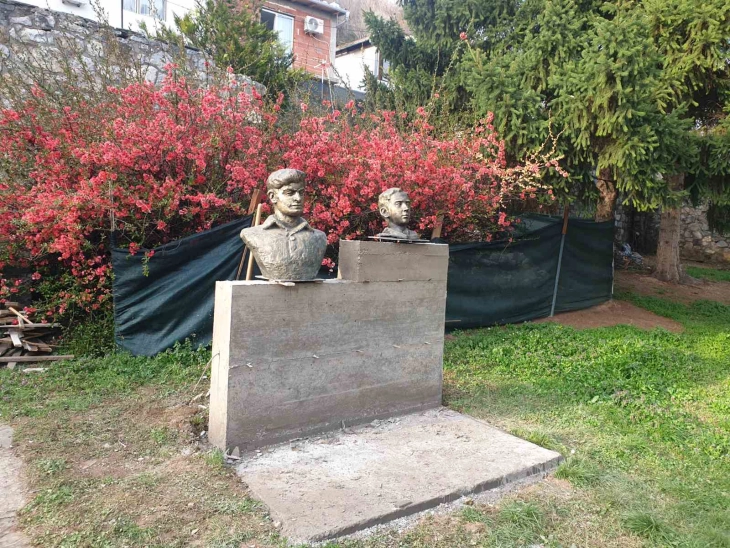Бисти на двајца народни херои поставени во дворот на Меморијалниот музеј на Комунистичката партија во Тетово