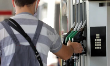 Dizeli lirohet, ndërsa çmimet e benzinave shtrenjtohen