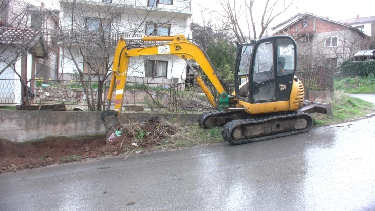 Се градат тротоари на повеќе локации во Штип