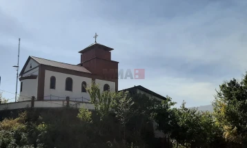 На црква на тетовско Кале поставено знаме на Албанија
