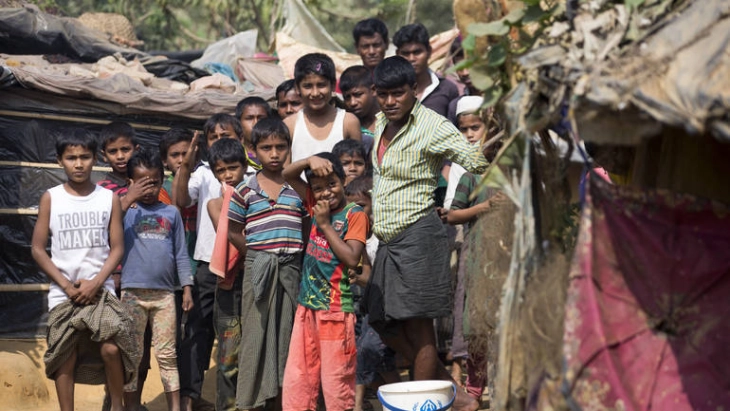 Десетици бегалци Рохинџи спасени од превртен дрвен чамец во близина на брегот на Индонезија