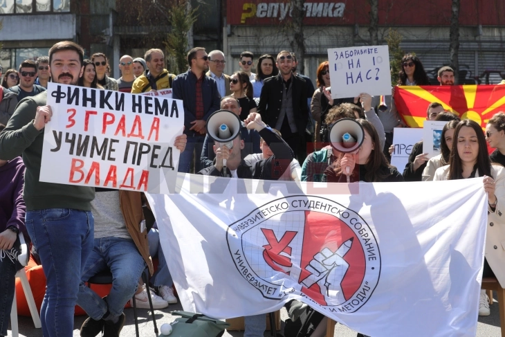 Protestë e studentëve dhe të punësuarve në FSHIIK  para Qeverisë