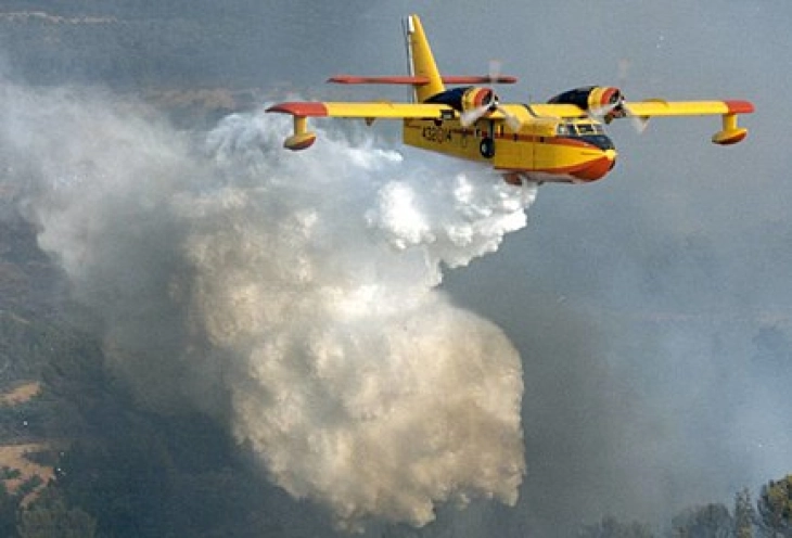 Грција одобри купување седум противпожарни авиони од Канада