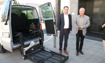 Во Прилеп донирано специјално возило за лицата со попреченост