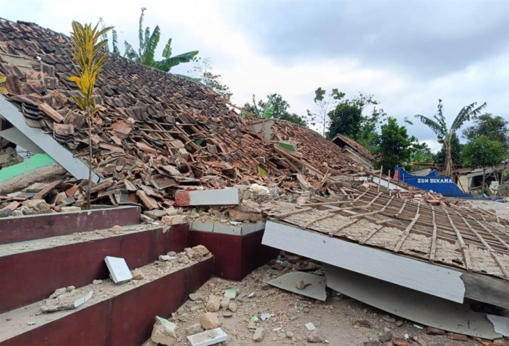 Земјотрес со јачина од 6,1 степени ја погоди Индонезија