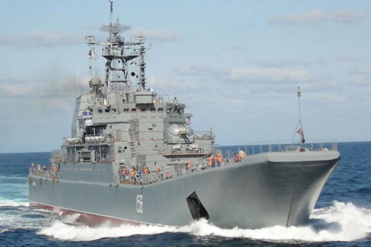 Украина тврди дека погодила два руски десантни брода и комуникациски центар на Крим