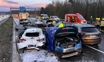 Двајца загинати и 27 повредени во верижен судар на автопат во Германија