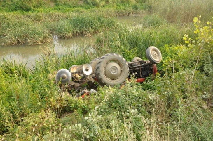 Humb jetën 73 vjeçari pasi rrokulliset me traktor