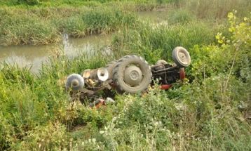 Humb jetën 73 vjeçari pasi rrokulliset me traktor