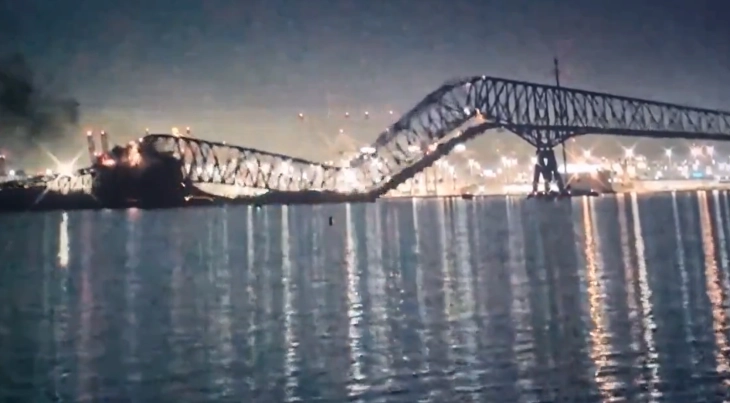 Во Балтимор се урна мост откако во него удри товарен брод
