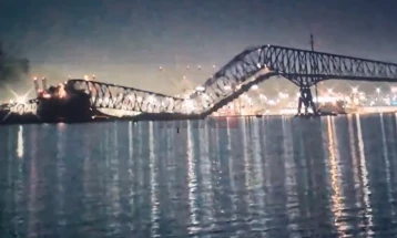 Në Baltimor është shembur ura pasi në të u përplas një anije transportuese