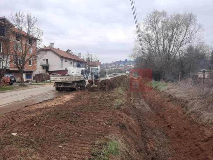 Во Берово почна изградбата на отворен канал за атмосферска вода покрај улица „Вељко Влаховиќ“