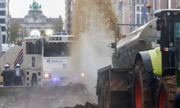 Полицијата со солзавец спречи пробив на земјоделците кон „европскиот кварт“ на Брисел 